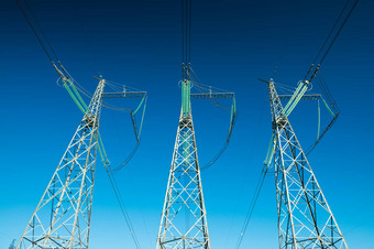 电塔宽角的角度来看高电压powerelectricity塔宽角的角度来看高电压权力行背景照片极简主义艺术