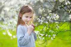 可爱的女孩盛开的樱桃花园
