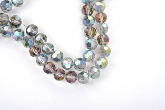 美丽的玻璃闪耀水晶isoalted珠子白色背景Diy串珠珠宝