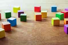 色彩斑斓的木多维数据集建筑块孩子们玩具