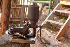 古董咖啡豆子烤机复古的咖啡磨床木树桩农村