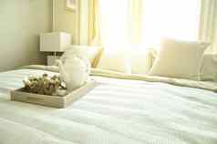 卧室室内设计奢侈品白色枕头床上