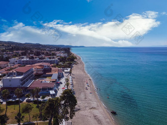 chalkidiki希腊沿海村景观无人机拍摄海边酒店