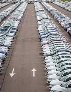 行汽车停分布中心车工厂多云的一天前视图停车开放空气
