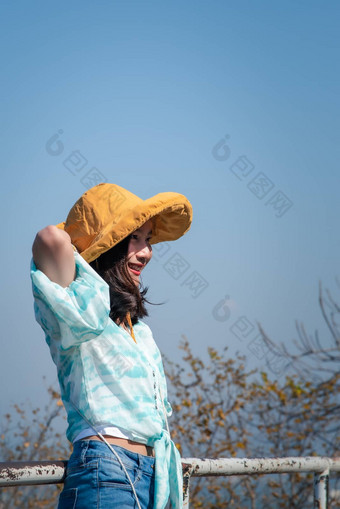 女人放松景观的观点山