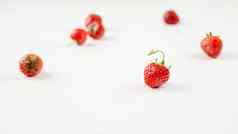 草莓白色背景特写镜头成熟的多汁的草莓