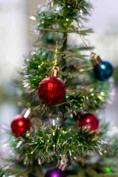 明亮的圣诞节球装饰小圣诞节树