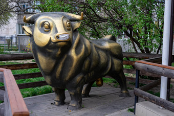 青铜牛雕塑医疗面具受保护的冠状病毒