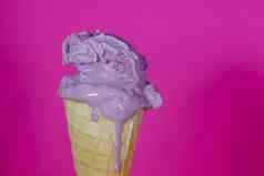 融化紫色的冰奶油紫色的背景