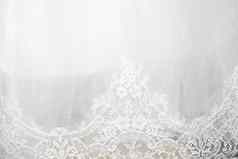 部分新娘的白色衣服装饰刺绣
