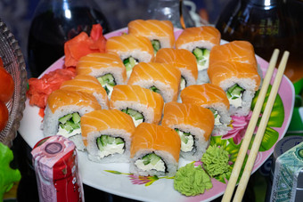 寿司红色的鱼寿司板芥末酱寿司棒