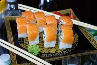 寿司红色的鱼寿司板芥末酱寿司棒