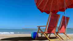 空椅子海滩打开伞视图海