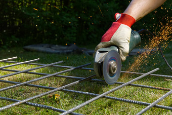 切割金属网磨床绿色草火花联系材料工人减少钢网过程角磨床