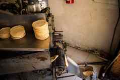 玉米粉圆饼堆放玉米粉圆饼机