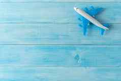 空气飞机微型数字光蓝色的木板材背景