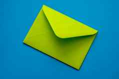 绿色信封蓝色的背景邮政信封爱莱特