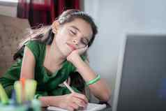 女孩孩子睡觉在线类盈方移动PC概念累了孩子距离学习在线教育首页科维德冠状病毒封锁