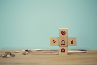 医疗保健概念健康医疗保险安排木块叠加图标医疗保健医疗表格木背景