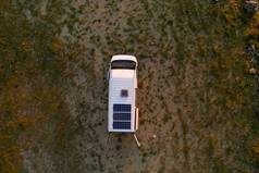 露营者的房车太阳能面板无人机空中前视图德地质公园葡萄牙