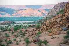 岩石景观纳米比亚巨大的巨石绿色树
