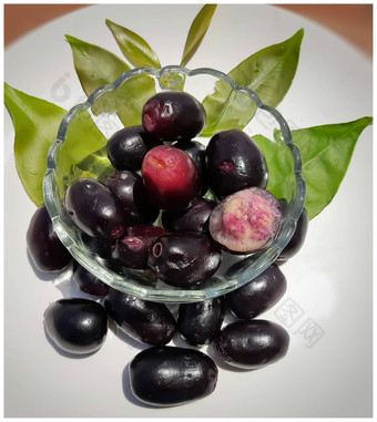 黑色的李子碗装饰漂亮的叶子维生素<strong>铁血</strong>红蛋白心健康的对待糖尿病夏天季节水果