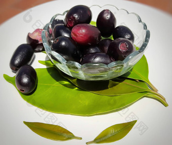 黑色的李子碗装饰漂亮的叶子维生素铁血红蛋白心健康的对待糖尿病夏天季节水果