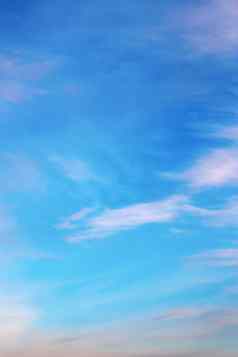 美丽的蓝色的天空云