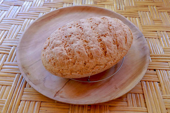 新鲜的自制的面包使小麦黑麦面粉切片面包柳条<strong>篮子</strong>碗盐美味的自制的糕点柳条<strong>篮子</strong>健康的食物<strong>竹</strong>子背景