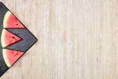 三角片西瓜黑色的板岩板形成几何游戏复制空间光木背景