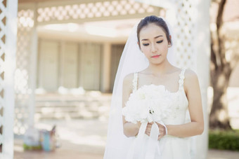 美丽的年轻的女人婚礼一天白色衣服守卫