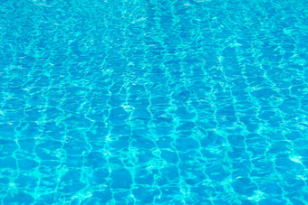 水蓝色的游泳池