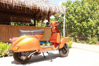 经典踏板车橙色打印Piaggio维斯帕停公共街巴厘岛古董踏板车轮身体设计细节印尼6月