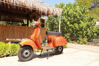 经典踏板车橙色打印Piaggio维斯帕停公共街巴厘岛古董踏板车轮身体设计细节印尼6月