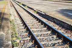 铁生锈的铁路跟踪铁路火车
