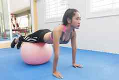 女人培训普拉提健身房