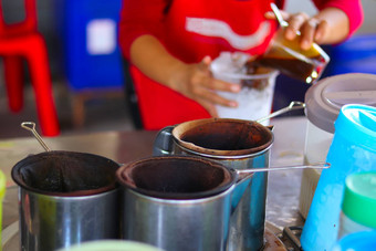 女人的手准备传统的咖啡传统的咖啡喝新鲜的咖啡喝准备