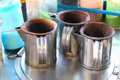 不锈钢壶准备热冰咖啡