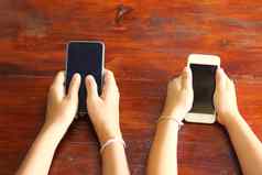 年轻的人手聪明的手机青少年分享内容社会媒体网络移动聪明的手机现代技术概念年轻的人上瘾在线手机设备