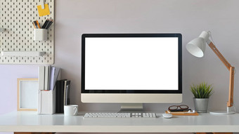 有创意的工作空间<strong>白色空白</strong>屏幕电脑办公室不按章工作