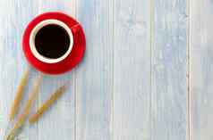 草花红色的杯咖啡木地板上蓝色的木地板上背景