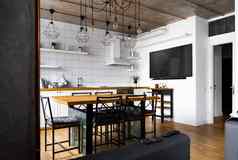 现代斯堪的那维亚堂食厨房室内设计大木表格椅子光木地板上明亮的白色墙家具电器挂光灯泡