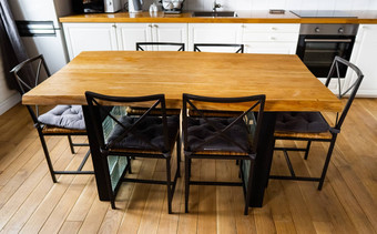 大木餐厅表格玻璃块金属柳条椅子枕头现代斯堪的那维亚堂食厨房明亮的白色家具电器光木地板上