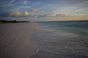 美丽的金日落白色海滩阿鲁巴岛绿松石水加勒比日落真正的颜色过滤器
