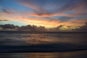 美丽的金日落白色海滩阿鲁巴岛绿松石水加勒比日落真正的颜色过滤器
