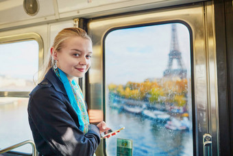 美丽的年轻的女人巴黎地铁