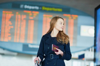 年轻的女旅行者国际机场