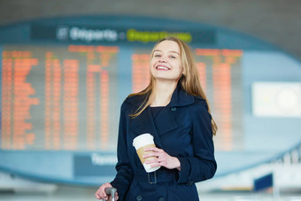 年轻的女旅行者国际机场