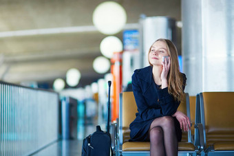 年轻的女旅行者国际机场