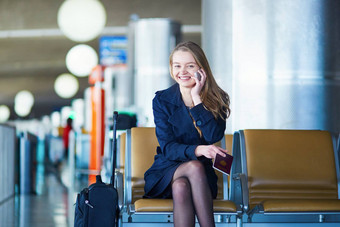 年轻的女旅行者国际机场